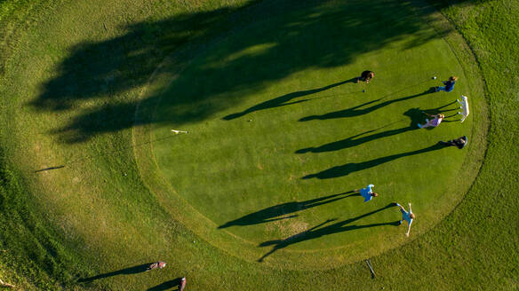 Luftaufnahme einer Gruppe von Menschen beim Golfspielen im Golfclub Lloret de Mar, Katalonien, Spanien. - AAEF11465