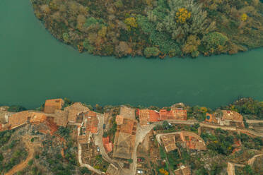 Luftaufnahme des historischen Ortes Miravet am Fluss Ebro, Terragona, Spanien. - AAEF11507