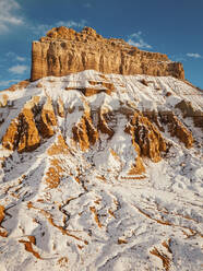 Luftaufnahme einer riesigen Felsformation zur Winterzeit im Goblin Valley State Park, Green River, Utah, Vereinigte Staaten von Amerika. - AAEF11525