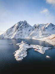 Luftaufnahme einer Panoramastraße entlang der Küstenlinie im Winter in der Nähe der Stadt Ramberg, Lofoten, Norwegen. - AAEF11527