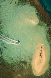 Luftaufnahme eines kleinen Bootes, das auf die paradiesische Insel Cayo Arena im Bundesstaat Monte Cristi in der Dominikanischen Republik zusteuert. - AAEF11538