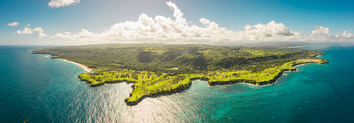 Panoramablick auf eine paradiesische Insel im Atlantischen Ozean bei Sonnenuntergang, Strand Playa Grande bei Rio San Juan, Mar√≠a Trinidad S√°nchez, Dominikanische Republik. - AAEF11571