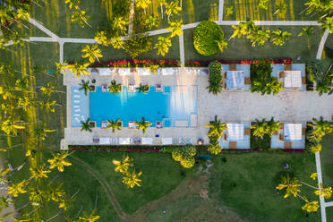 Luftaufnahme eines Swimmingpools in einem Luxusresort in der Dominikanischen Republik. - AAEF11581