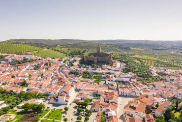 Luftaufnahme der Stadt Portel auf einem Hügel mit Blick auf die Landschaft, Portugal. - AAEF11591