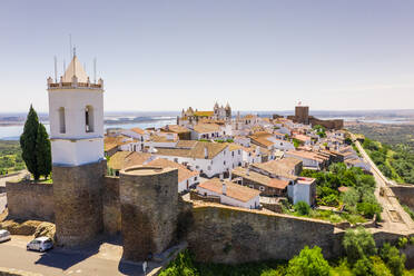 Luftaufnahme der Burg Monsaraz auf einem Hügel mit Blick auf die Landschaft, Portugal. - AAEF11592