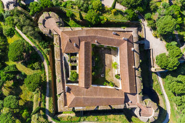 Luftaufnahme der Vila Vi√ßosa und der zentralen Gärten von oben, Evora, Portugal. - AAEF11598