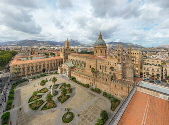 Luftaufnahme der Kathedrale von Palermo, Palermo, Sizilien, Italien. - AAEF11616