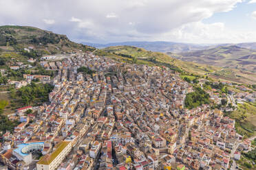 Luftaufnahme der malerischen Stadt Alia, Sizilien, Italien. - AAEF11618