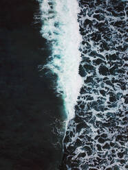 Luftaufnahme der Wellen, die im Atlantik am Strand von Saksun, Streymoy, Färöer Inseln, Dänemark, brechen. - AAEF11621