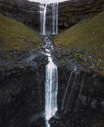 Luftaufnahme des berühmten doppelten Wasserfalls Fossa in den nebligen Bergen von Streymoy auf den Färöern, Dänemark. - AAEF11623