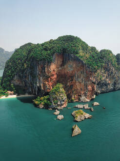 Luftaufnahme von riesigen Kalksteinfelsen und Inseln im türkisblauen Meer, ein tropisches Paradies, Phra Nang, Krabi, Phuket, Thailand. - AAEF11629