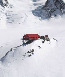 Luftaufnahme der roten Mueller Hut in den verschneiten Bergen von Aoraki, Mount Cook National Park, Südinsel, Neuseeland. - AAEF11640