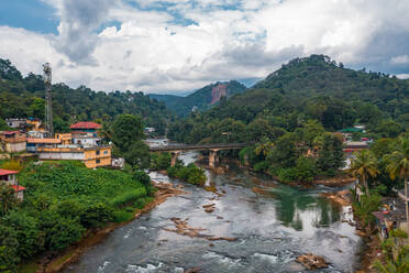 Luftaufnahme einer Brücke über einen Fluss in Mundakayam, Kerala, Indien. - AAEF11649