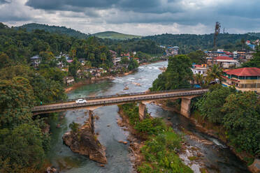 Luftaufnahme einer Brücke über einen Fluss in Mundakayam, Kerala, Indien. - AAEF11650