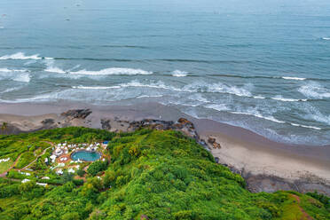 Luftaufnahme eines Resorts mit Pool an der Küste von Goa, Indien. - AAEF11658