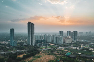 Luftaufnahme der Wolkenkratzer des Finanzviertels in Gurugram bei Neu-Delhi, Indien. - AAEF11664