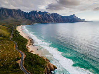 Luftaufnahme der malerischen Küstenstraße Clarens Drive und des Strandes Kogel Bay, zwischen Gordon's Bay und Rooi Els, nach einem Regensturm, Kapstadt, Südafrika - AAEF11696