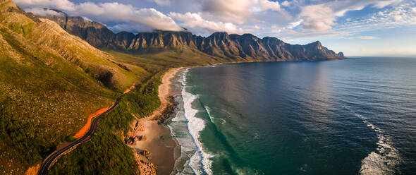 Panoramablick aus der Luft auf die malerische Küstenstraße Clarens Drive und den Strand von Kogel Bay, zwischen Gordon's Bay und Rooi Els, nach einem Regensturm, Kapstadt, Südafrika - AAEF11697