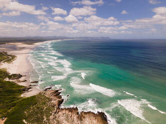 Luftaufnahme von Hermanus mit Blue Flag Grotto Beach und Walker Bay, Südafrika - AAEF11702