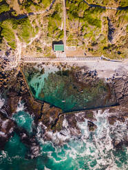 Luftaufnahme des Gezeitenpools von Hermanus, Hermanus, Südafrika - AAEF11703