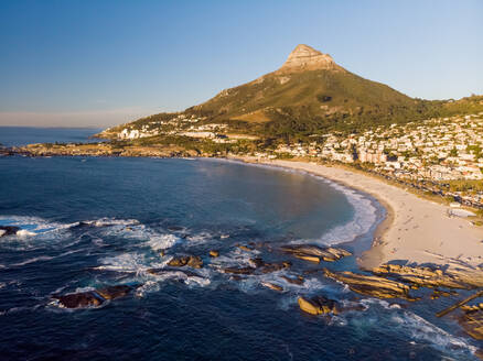 Luftaufnahme von Camps Bay Strand und Lions Head Mountain, Kapstadt, Südafrika - AAEF11705