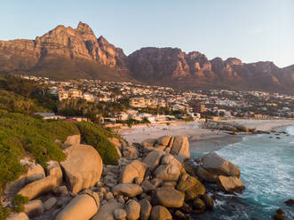 Luftaufnahme Tafelberg von Camps Bay Strand Kapstadt, Südafrika - AAEF11708