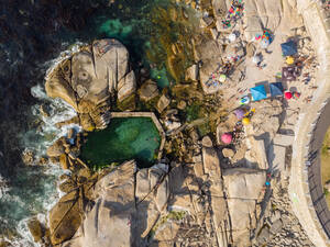 Luftaufnahme von Schwimmern im Saunders Rock Tidal Pool, Kapstadt, Südafrika. - AAEF11709