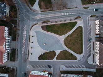 Luftaufnahme des Stadtplatzes in Varniai, Litauen. - AAEF11730