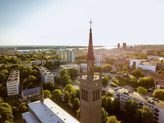 Luftaufnahme der Kirche Maria Königin des Friedens in Klaipƒóda, Litauen - AAEF11738