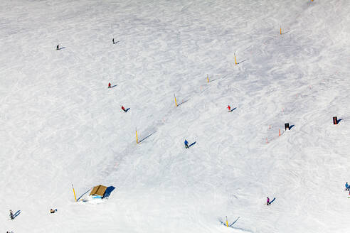 Luftaufnahme von Skifahrern auf den Falls Creek Ski Fields in Victoria, Australien. - AAEF11757