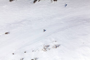 Luftaufnahme von Skifahrern auf den Falls Creek Ski Fields in Victoria, Australien. - AAEF11758