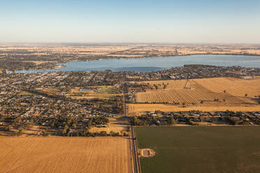 Luftaufnahme von Yarrawonga, einschließlich des Mulwala-Sees, im Norden von Victoria, Australien. - AAEF11761