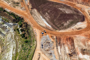 Luftaufnahme von Fahrzeugen, die in der Nähe eines Tagebaus in Lilydale, Victoria, Australien, geparkt sind. - AAEF11764