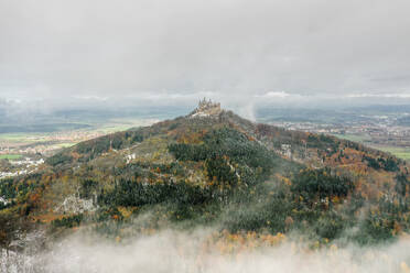 Luftaufnahme der Burg Hohenzollern, auf dem Berg Hohenzollern, südlich von Hechingen, Schwäbische Alb, Baden-Württemberg, Deutschland. - AAEF11772