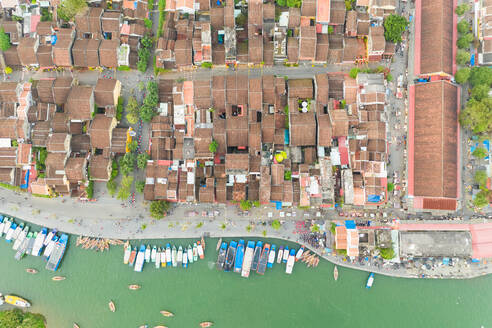 Luftaufnahme von Booten und Fluss, über den Dächern von Hoi An, Vietnam. - AAEF11774