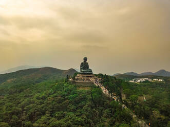 Luftaufnahme des großen Buddha, Lantau Island, Hongkong - AAEF11778