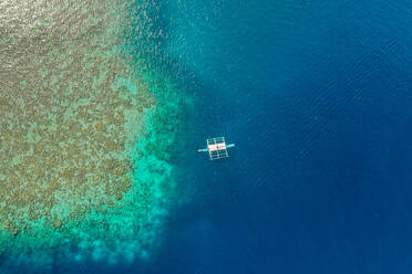 Luftaufnahme des Riffs mit Auslegerbooten vor dem CYC Beach, Coron, Palawan, Philippinen. - AAEF11783