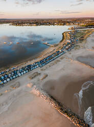 Luftaufnahme von Booten und Strandhütten, Sonnenuntergang, Mudeford, Christchurch, Dorset, Vereinigtes Königreich - AAEF11795