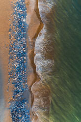 Luftaufnahme eines Strandes, bei Sonnenuntergang, mit Wellenbewegung, Barton On Sea, New Milton, Hampshire, Vereinigtes Königreich - AAEF11798