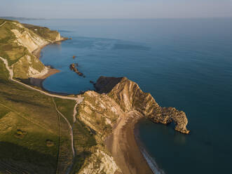 Luftaufnahme von Durdle Door bei Sonnenuntergang, West Lulworth, Dorset, UK - AAEF11813