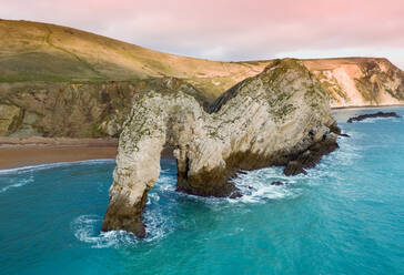 Luftaufnahme von Durdle Door bei Sonnenuntergang, West Lulworth, Dorset, UK - AAEF11817