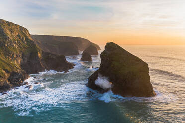 Luftaufnahme von Pentire Steps bei Sonnenuntergang, St Eval, Cornwall, UK - AAEF11820