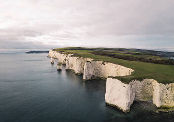 Luftaufnahme der weißen Klippen von Old Harry Rocks bei Sonnenuntergang, Ballard Down, Studland, Dorset, Vereinigtes Königreich. - AAEF11832