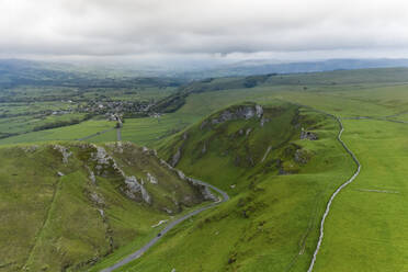 Luftaufnahme einer kurvenreichen Straße über den Winnats Pass im Peak District, Castleton, Derbyshire, Vereinigtes Königreich. - AAEF11834