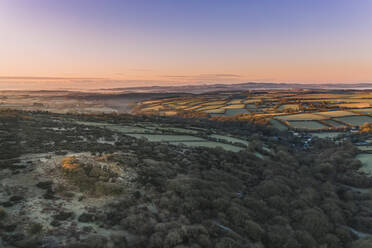 Luftaufnahme der Millpool-Landschaft bei Sonnenuntergang, Bodmin Moor, Cornwall, Vereinigtes Königreich. - AAEF11839