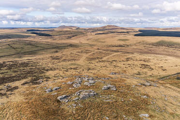 Luftaufnahme der Landschaft von Hawks Tor, Bodmin Moor, Cornwall, Vereinigtes Königreich. - AAEF11853