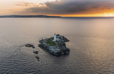 Luftaufnahme von Godrevy Lighthouse bei Sonnenuntergang, Gwithian, Cornwall, Vereinigtes Königreich. - AAEF11861