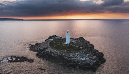 Luftaufnahme von Godrevy Lighthouse bei Sonnenuntergang, Gwithian, Cornwall, Vereinigtes Königreich. - AAEF11862