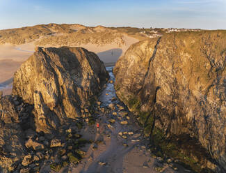 Luftaufnahme der Holywell Bay bei Sonnenuntergang, Cornwall, Vereinigtes Königreich. - AAEF11867