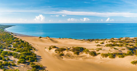 Panoramablick aus der Luft auf die Dünen von Bani an einem sonnigen Tag mit dem Karibischen Meer im Hintergrund, Peravia, Dominikanische Republik - AAEF11881